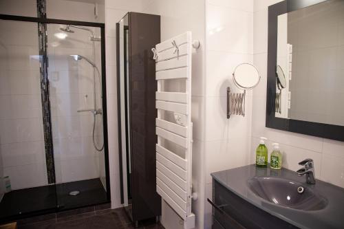 une salle de bain avec un lavabo et une douche dans l'établissement Spacieux Appartement Vue Pins-Tout à Pied-Résidence Le Manégore, à La Baule