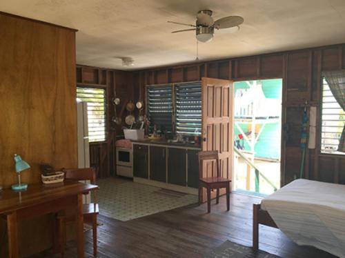 ครัวหรือมุมครัวของ Coconut Cottage -Westbys Coconut Cottage Placencia
