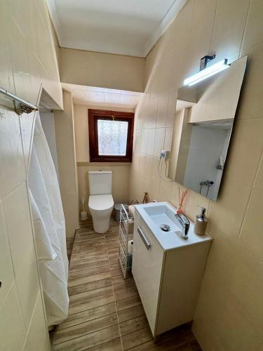 a small bathroom with a toilet and a sink at Apartamento El 2 in Quesada