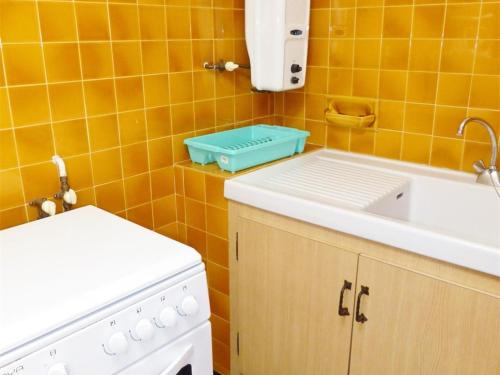 une petite cuisine avec un évier et un évier dans l'établissement Appartement T2 avec Terrasse, Clim et Parking à 200m de la Plage - FR-1-388-114, à Argelès-sur-Mer