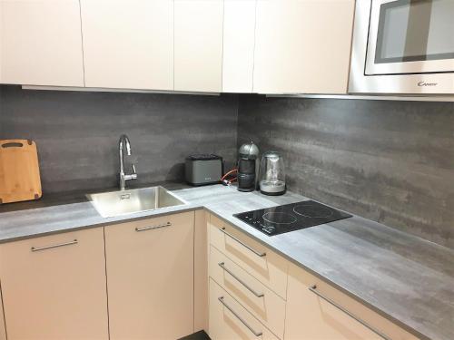 une cuisine avec un évier et une cuisinière four supérieur dans l'établissement Hypercentre lamartine 104, à Nice