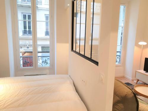 une chambre avec un lit et deux fenêtres dans l'établissement Hypercentre lamartine 104, à Nice