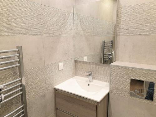 une salle de bain avec un lavabo et un miroir dans l'établissement Hypercentre lamartine 104, à Nice