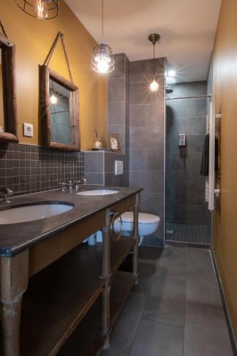 La salle de bains est pourvue d'un grand lavabo et d'une baignoire. dans l'établissement La Chouette des Ducs, Appartement en Hypercentre, à Dijon