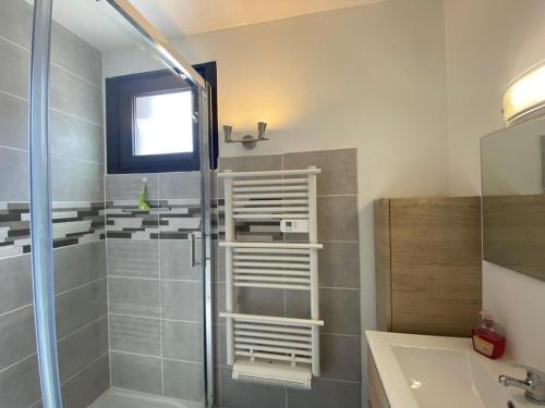 une salle de bain avec douche et lavabo dans l'établissement Appartement T2 avec véranda, sur le port de Capbreton, proche commodités, pouvant accueillir 4 pers. - FR-1-413-177, à Capbreton