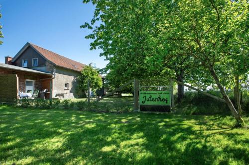 a yard with a sign in the grass at Julenhof in Loitz