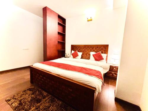 a bedroom with a large bed in a room at HILLS CROWN Key Shree Bhawan in Bhowāli