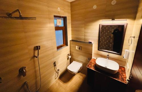 a bathroom with a toilet and a sink at HILLS CROWN Key Shree Bhawan in Bhowāli