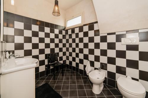 a bathroom with black and white checkered tiles at CASA PAPADIA in Uggiano la Chiesa