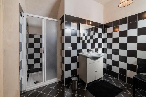 a bathroom with black and white checkered tiles at CASA PAPADIA in Uggiano la Chiesa
