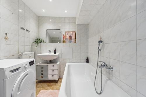 オッフェンバッハにあるApartment Ledermuseumのバスルーム(バスタブ、シンク、洗濯機付)