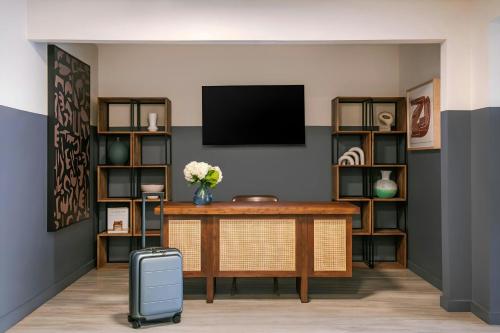 Televisyen dan/atau pusat hiburan di Sonder by Marriott Bonvoy Vista Cay Apartments