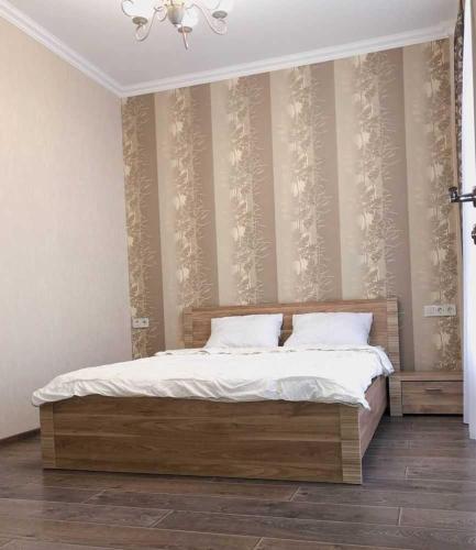 ein Schlafzimmer mit einem großen Bett mit weißer Bettwäsche in der Unterkunft Apartment Tuska in Žabljak