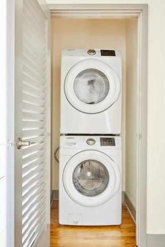 a washer and dryer in a small laundry room at Sonder by Marriott Bonvoy The Broughton Apartments Historic District in Savannah