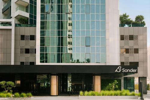 ドバイにあるSonder by Marriott Bonvoy Business Bay Apartmentsの正面にサンサーの看板がある建物