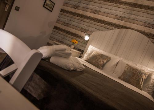 a bedroom with a bed with a wooden wall at BB De Rohan in Żebbuġ