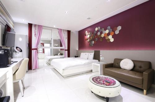 a large bedroom with a bed and a couch at Gwangju Hanam 1st Hotel in Gwangju