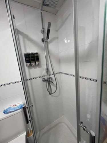 prysznic ze szklanymi drzwiami w łazience w obiekcie Apartamento Cabo de Gata w mieście El Cabo de Gata