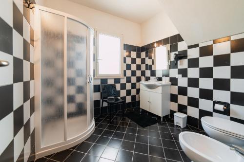 a bathroom with black and white checkered tiles at CASA PAPADIA in Uggiano la Chiesa