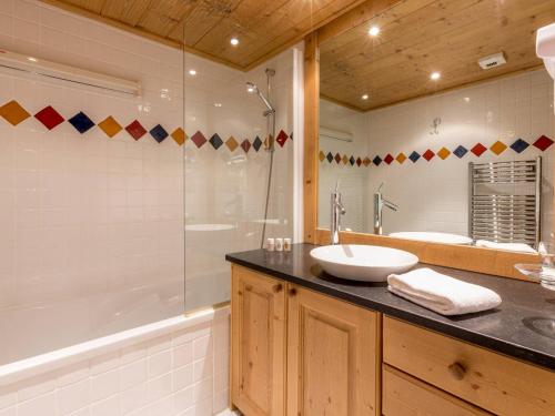 une salle de bain avec un lavabo, une douche et une baignoire dans l'établissement Appartement cosy avec piscine, spa et salle de sport, pied de pistes, 4-6 pers. - FR-1-461-22, à Saint-Martin-de-Belleville