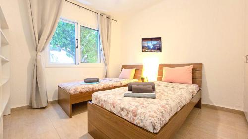 Postel nebo postele na pokoji v ubytování CSS Calm Smart Superior 2BD with Private Yard