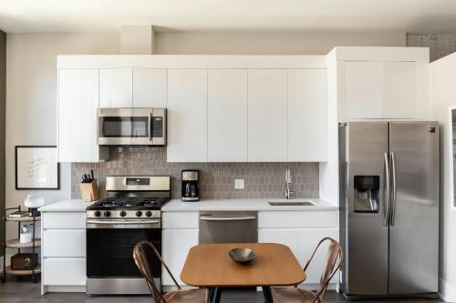Η κουζίνα ή μικρή κουζίνα στο Sonder by Marriott Bonvoy Greektown Apartments