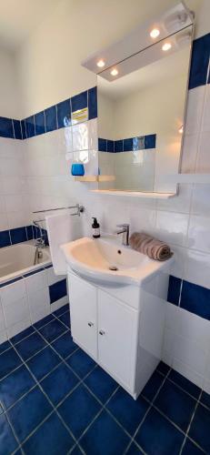 une salle de bain avec un lavabo, une baignoire et un miroir dans l'établissement Mas du Barroux, à Le Barroux