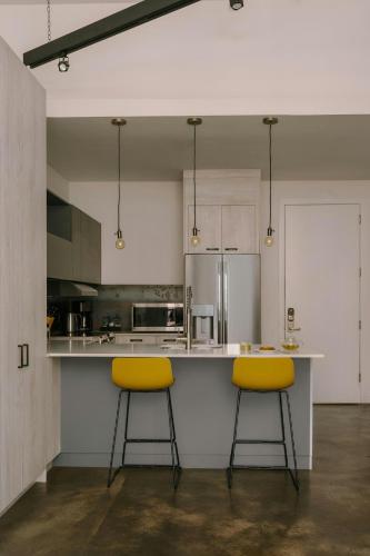 Sonder by Marriott Bonvoy The Heid Apartments Loft Districtにあるキッチンまたは簡易キッチン