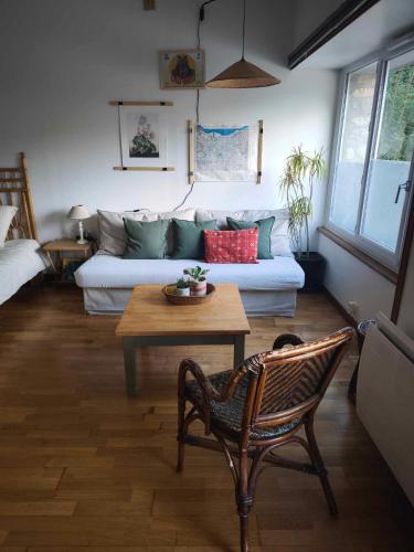 un salon avec un canapé et une table dans l'établissement Gîte de La Bacouette, à Le Vey