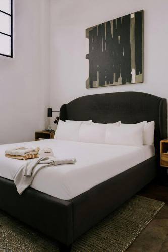Sonder by Marriott Bonvoy The Heid Apartments Loft Districtにあるベッド