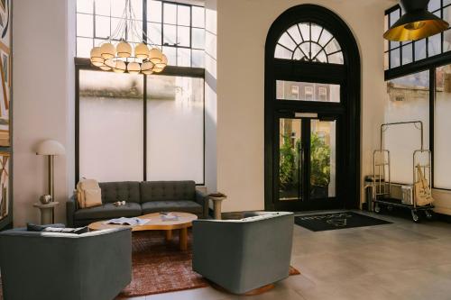 フィラデルフィアにあるSonder by Marriott Bonvoy The Heid Apartments Loft Districtのソファとテーブルのあるリビングルーム