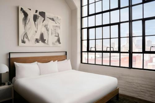 Sonder by Marriott Bonvoy The Heid Apartments Loft Districtにあるベッド