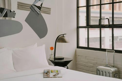 Sonder by Marriott Bonvoy The Heid Apartments Loft Districtにあるベッド
