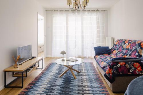 Μια τηλεόραση ή/και κέντρο ψυχαγωγίας στο Agréable deux pièces ensoleillé, à 15 minutes de Paris,