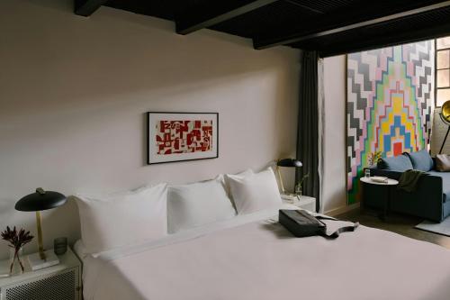 Sonder by Marriott Bonvoy The Heid Apartments Loft Districtにあるベッド