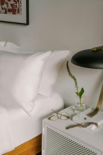 Sonder by Marriott Bonvoy The Heid Apartments Loft Districtにあるベッド