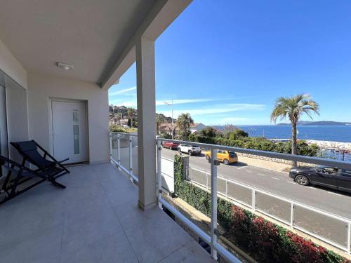 Elle comprend un balcon offrant une vue sur la route et l'océan. dans l'établissement Le Rivage Appartement climatisé pour 6 personnes face à la mer- Le Pradet, au Pradet