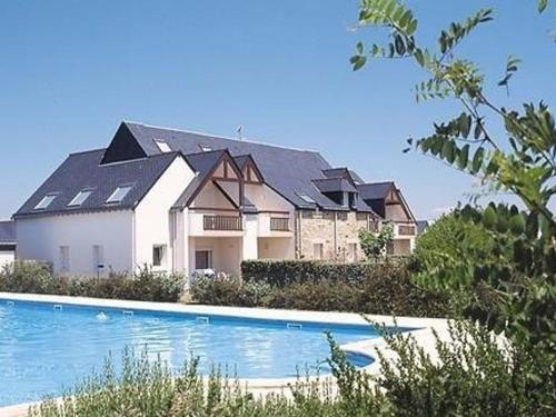 une grande maison avec une piscine devant dans l'établissement Carnac - Duplex T3 avec Piscine, 6 Couchages, Proche Plage - FR-1-377-58, à Carnac