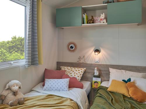 une petite chambre avec un lit et un ours en peluche dans l'établissement Mobile Evasion okpl SEGUR, à Saint-Raphaël