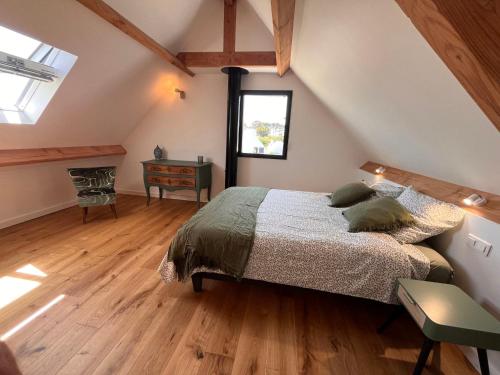 une chambre avec un lit et un parquet dans l'établissement Maison indépendante à Pouldon, proche plage, 4 chambres, jardin - FR-1-418-262, à Locmaria