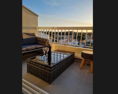 - un salon avec un canapé et une table sur un balcon dans l'établissement Love flat, au Cap d'Agde