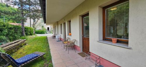 Κήπος έξω από το Apartments Dvor by the Krka river