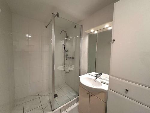 une salle de bain avec douche et lavabo dans l'établissement HYEPHI T2 pour 4 personnes dans résidence avec piscine - Hyères Port, à Hyères