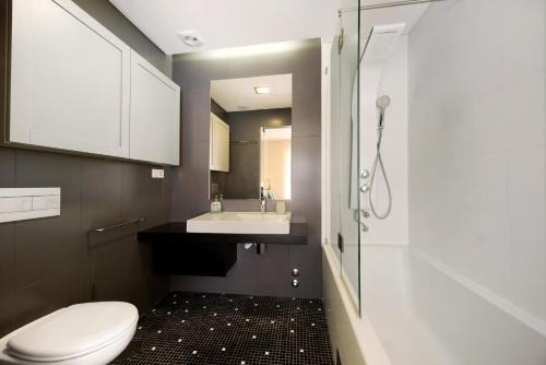un bagno con wc, lavandino e doccia di Casa Mar Azul - Lux Tavira a Luz de Tavira