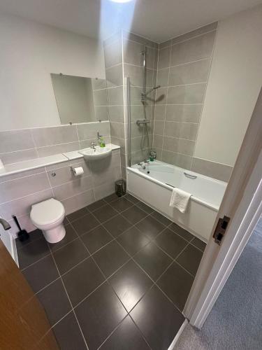 Un baño de Beehosting Adelphi Wharf Apartments