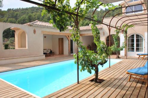 une villa avec piscine et une maison dans l'établissement Mas Provençal 8 pers climatisé, 3 chambres avec salles de bains, piscine privée, à Évenos