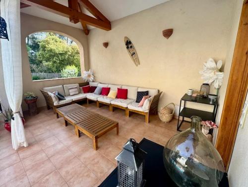 un salon avec un canapé et une table dans l'établissement Mas Provençal 8 pers climatisé, 3 chambres avec salles de bains, piscine privée, à Évenos
