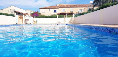 Résidence sécurisée avec piscine, T2 duplex, parking privé, climatisation