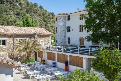 een uitzicht op een gebouw met tafels en stoelen bij Château de l'Hom in LʼEstréchure
