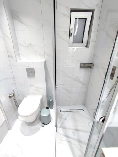 Ένα μπάνιο στο Seaside apartment near the city center